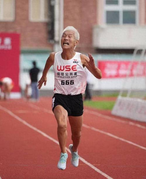 張華100米短跑世界紀(jì)錄_田徑100米世界紀(jì)錄視頻_80歲老人田徑運(yùn)動(dòng)